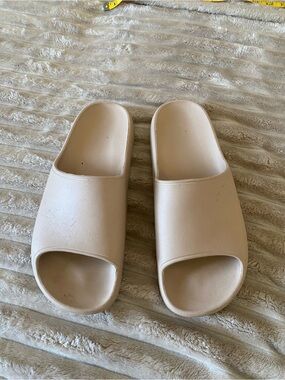 Minimal Slide Sandals in Beige - Comfortable Women’s Slip-Ons